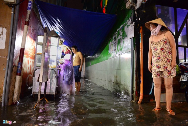 Dân Sài Gòn chống chọi với mưa ngập trái mùa ảnh 4