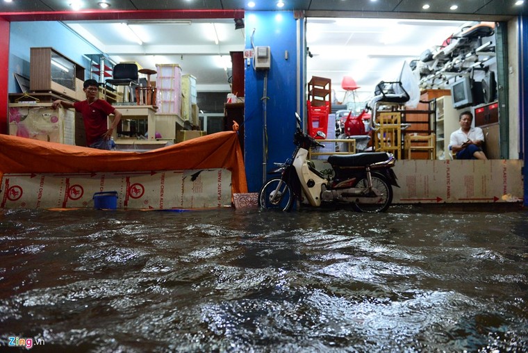 Dân Sài Gòn chống chọi với mưa ngập trái mùa ảnh 5