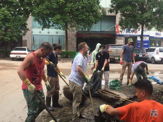 “Ông Tây nhặc rác” muốn biến mương thối thành một khu vườn ảnh 1