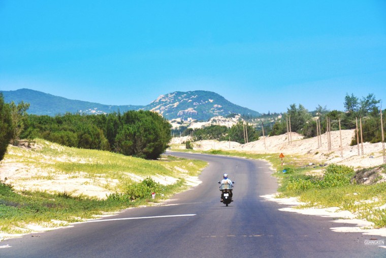 Mùa hè rực lửa trên cung đường biển đẹp nhất Việt Nam ảnh 10