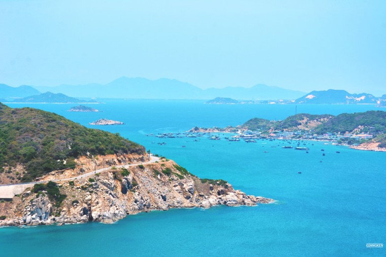 Mùa hè rực lửa trên cung đường biển đẹp nhất Việt Nam ảnh 7