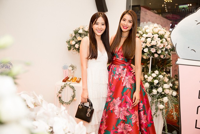 Dàn sao mừng Hoa hậu Phạm Hương lần đầu làm bà chủ ảnh 7