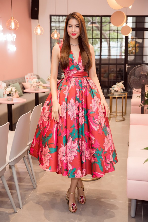 Dàn sao mừng Hoa hậu Phạm Hương lần đầu làm bà chủ ảnh 1