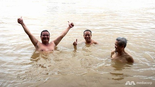 Bãi tắm 'tiên' ven sông Hồng lên báo nước ngoài ảnh 1