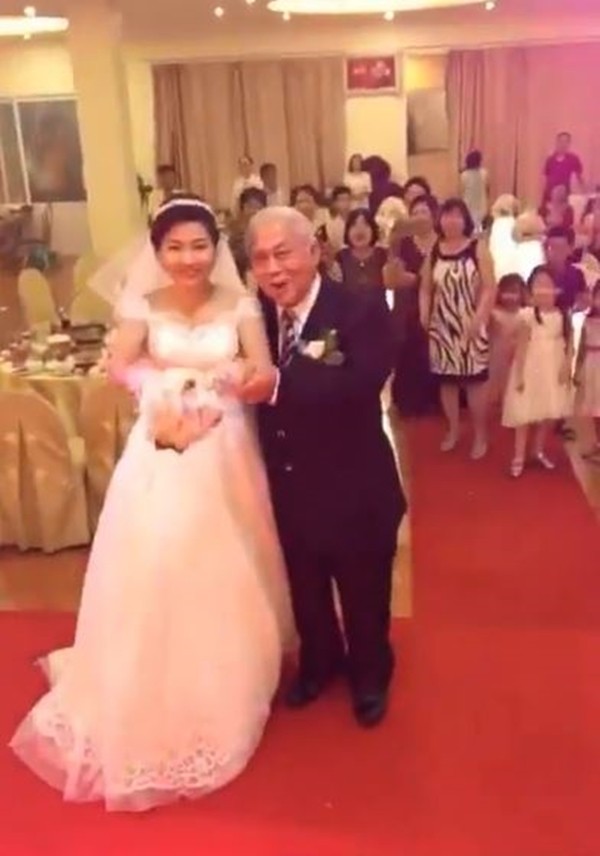 Cô gái ngoài 20 cưới cụ ông U70 gây sốt Hải Phòng ảnh 1