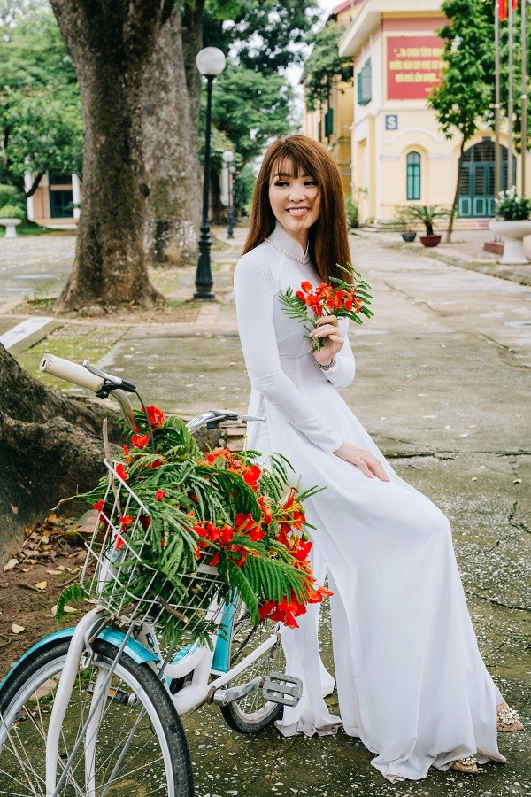 Á hậu Thụy Vân khoe giọng hát ngọt ngào bên MC Hạnh Phúc ảnh 1