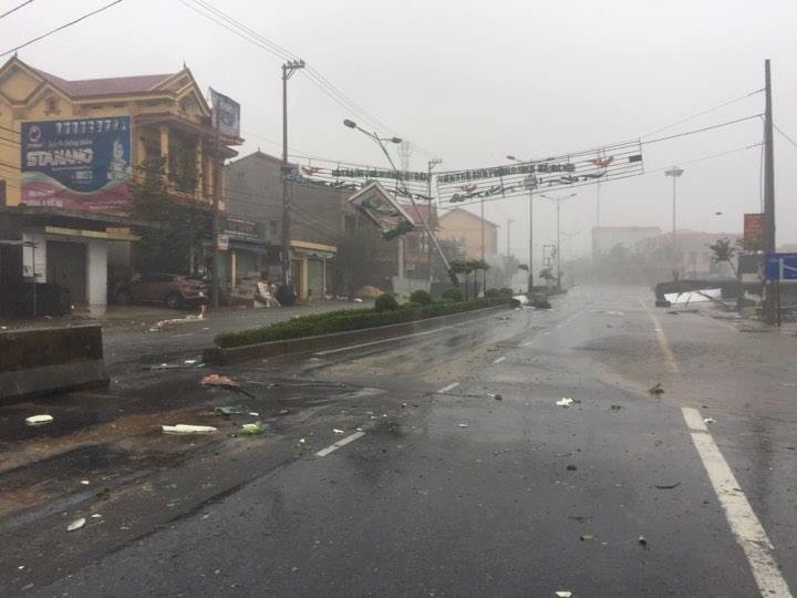 Bão số 10: Nhà tốc mái, tường sập, cột điện gãy đổ ảnh 4