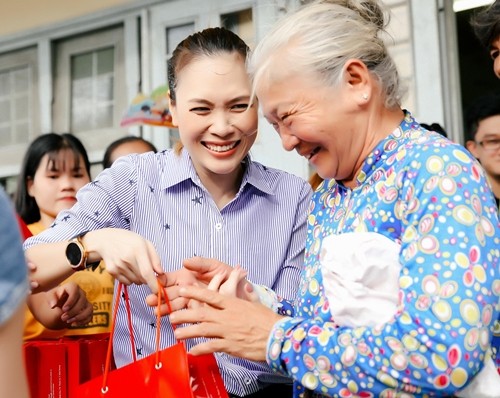 Mỹ Tâm ngồi bệt xuống cỏ bên người nghèo làm “đốn tim” người hâm mộ ảnh 2