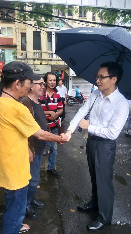 Phó Thủ tướng Vũ Đức Đam lặng lẽ đến Hãng phim truyện Việt Nam dưới trời mưa ảnh 1