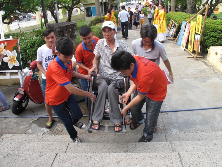 Những hàng rào vô hình bao vây người yếu thế ảnh 3