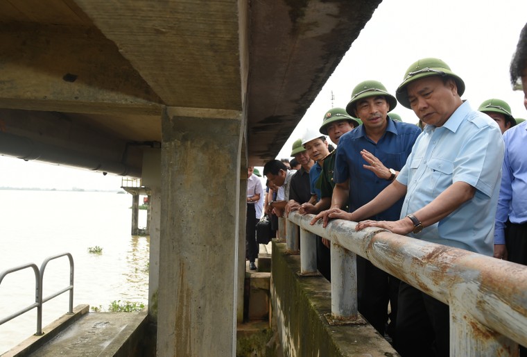 Hủy mọi cuộc họp, Thủ tướng đi thị sát, chỉ đạo hộ đê tại Ninh Bình ảnh 1