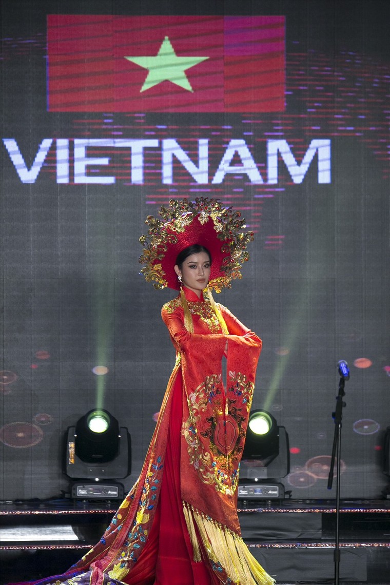 Huyền My lộng lẫy trong vòng thi đầu tiên Hoa hậu Hòa bình Thế giới ảnh 1