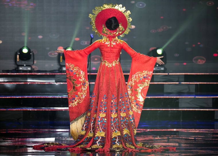 Huyền My lộng lẫy trong vòng thi đầu tiên Hoa hậu Hòa bình Thế giới ảnh 2