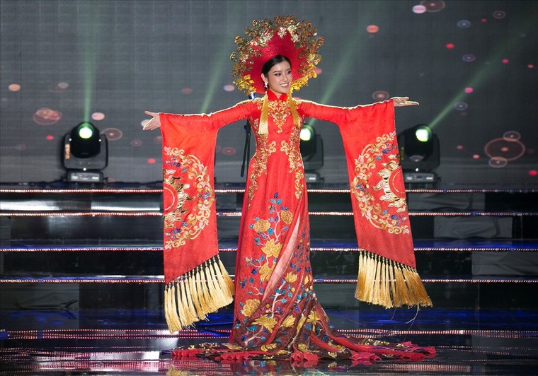 Huyền My lộng lẫy trong vòng thi đầu tiên Hoa hậu Hòa bình Thế giới ảnh 3