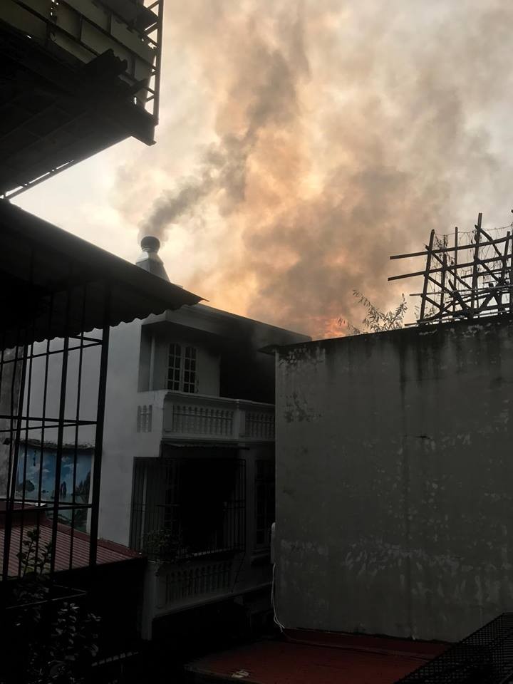 Đang cháy lớn trong ngõ 150 Đặng Tiến Đông ảnh 1