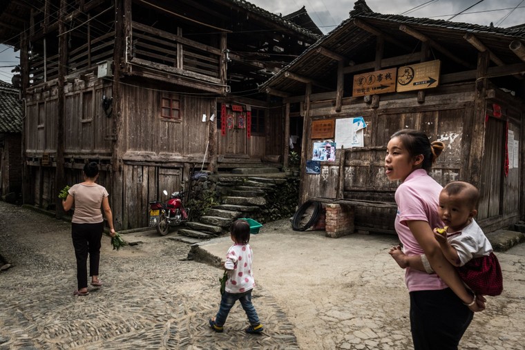 Làng dệt vải như ốc đảo hoang sơ ở Trung Quốc ảnh 5