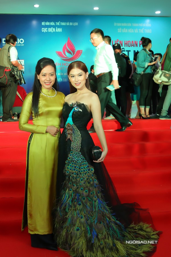 Dàn sao Việt sóng bước thảm đỏ khai mạc Liên hoan phim tại Đà Nẵng ảnh 6
