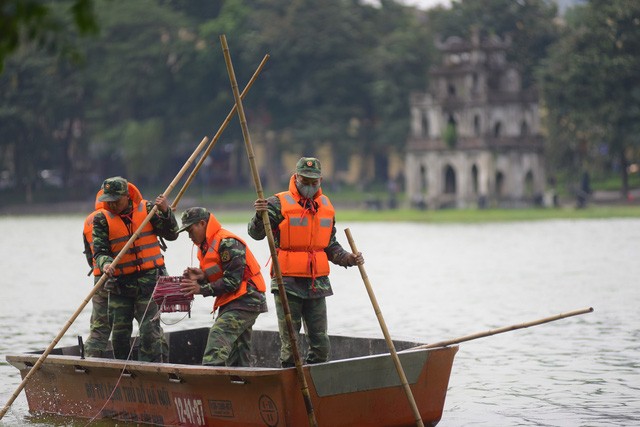 Hồ Gươm bắt đầu được nạo vét bùn với số tiền 30 tỉ đồng ảnh 1