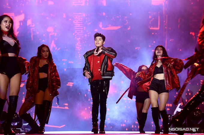 Fan nữ ngất xỉu vì chen lấn xem Noo Phước Thịnh biểu diễn ảnh 3