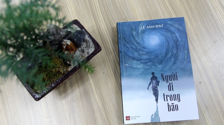 Tác giả 'Người đi trong bão': Con viết cẩn thận, còn mẹ ở quê đấy nhé! ảnh 1