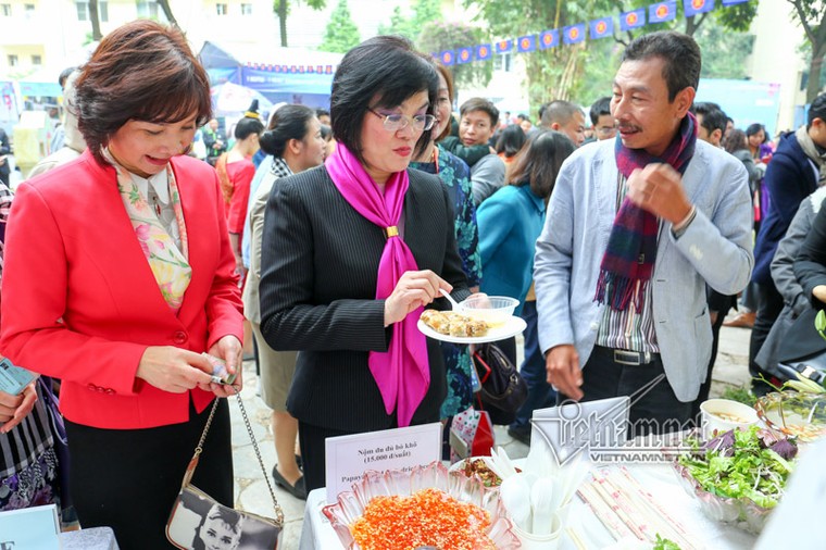 Đi chợ ẩm thực quốc tế cùng phu nhân Phó Thủ tướng ảnh 15