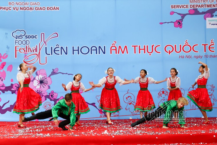 Đi chợ ẩm thực quốc tế cùng phu nhân Phó Thủ tướng ảnh 16