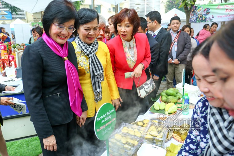 Đi chợ ẩm thực quốc tế cùng phu nhân Phó Thủ tướng ảnh 5