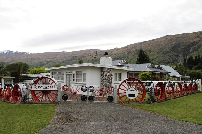 Người New Zealand tận dụng rác thành những bức tường ‘hút’ khách du lịch ảnh 6