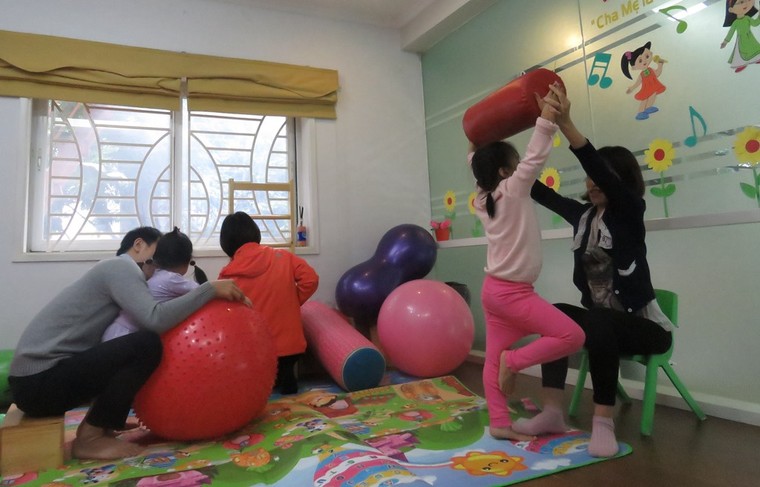 Ngôi trường có một nửa giáo viên bỏ blouse trắng đi chăm trẻ ảnh 1