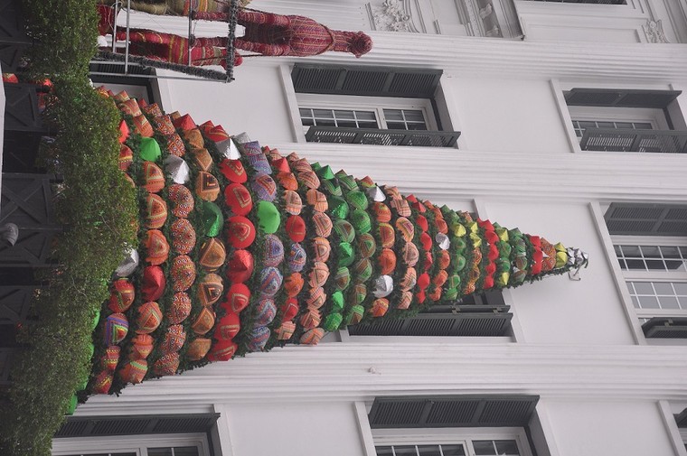 Giáng Sinh cận kề, Hà Nội bừng sáng với nhiều cây thông rực rỡ ảnh 3