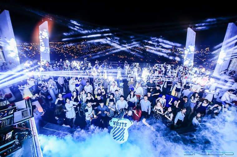 Giới trẻ Đà Nẵng rủ nhau check-in đêm Giáng sinh pha lê lộng lẫy ở SKY36 ảnh 3