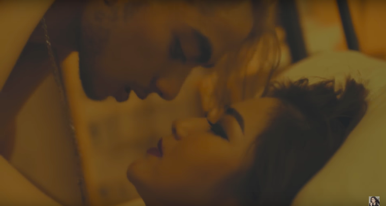 Sau MV tinh khôi 'Em gái mưa', Hương Tràm lột xác với nhiều cảnh nóng trong MV mới ảnh 4