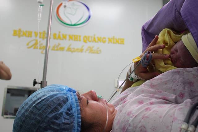 Quảng Ninh: Bé gái đầu tiên chào đời bằng thụ tinh trong ống nghiệm ảnh 1