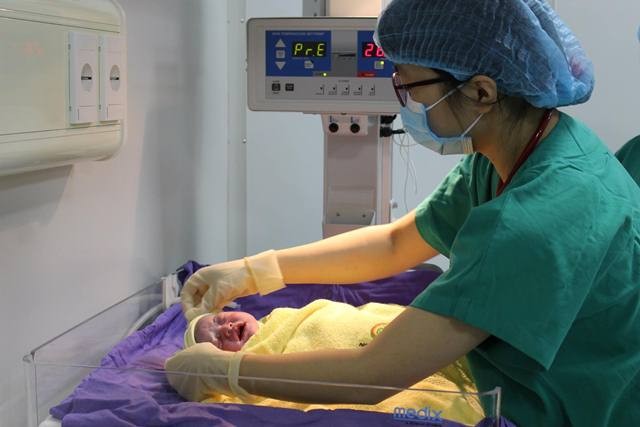 Quảng Ninh: Bé gái đầu tiên chào đời bằng thụ tinh trong ống nghiệm ảnh 2