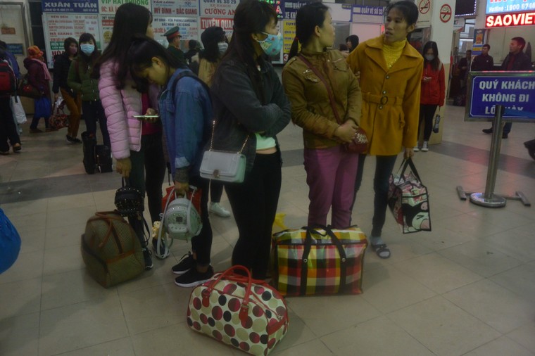 Hà Nội: Khách đội mưa, rét đổ ra bến xe ngày đầu nghỉ Tết ảnh 2