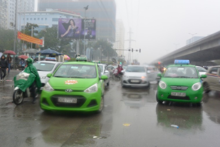 Hà Nội: Khách đội mưa, rét đổ ra bến xe ngày đầu nghỉ Tết ảnh 4