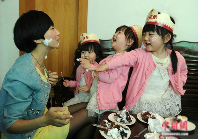 Bà mẹ dũng cảm chiến đấu với ung thư để được nhìn ba con gái khôn lớn ảnh 2