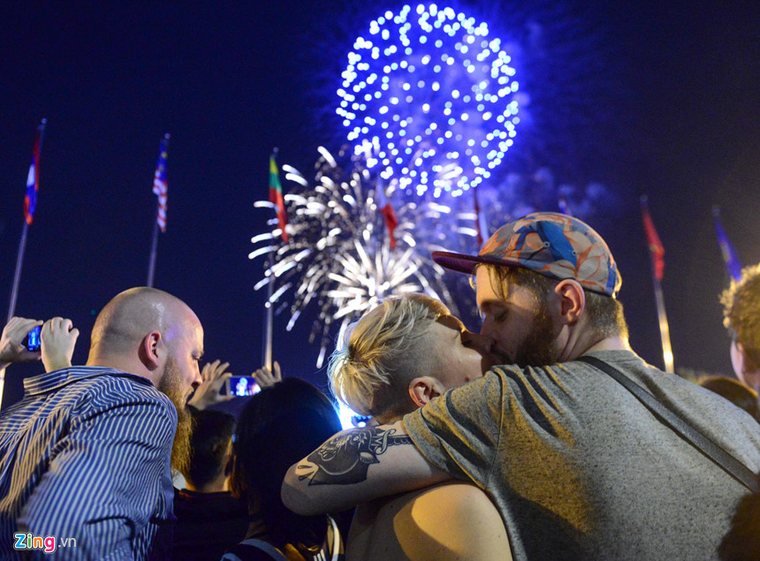 Pháo hoa rực sáng trên sông Sài Gòn chào năm mới ảnh 2
