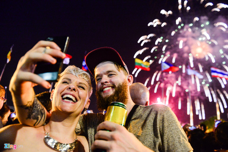 Pháo hoa rực sáng trên sông Sài Gòn chào năm mới ảnh 3