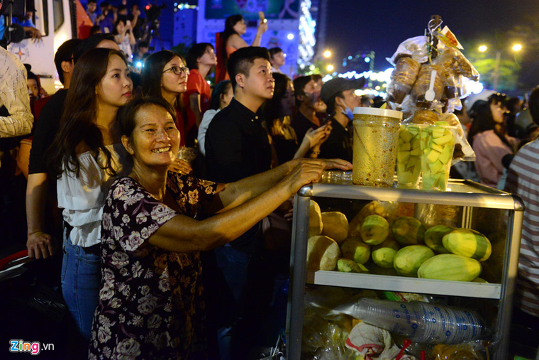 Pháo hoa rực sáng trên sông Sài Gòn chào năm mới ảnh 4