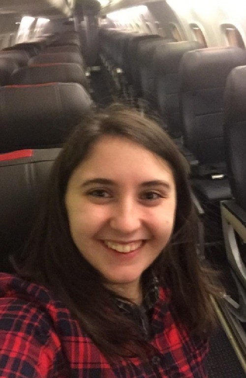 Bị hủy chuyến bay, cô gái bất ngờ được trải nghiệm một mình một máy bay ảnh 1