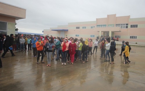 Hàng nghìn công nhân nghỉ việc vì bị giảm tiền thưởng Tết ảnh 1