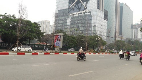 Phong lá đỏ 'đổ bộ' về Hà Nội ảnh 1