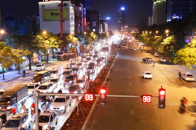 Phong lá đỏ 'đổ bộ' về Hà Nội ảnh 6