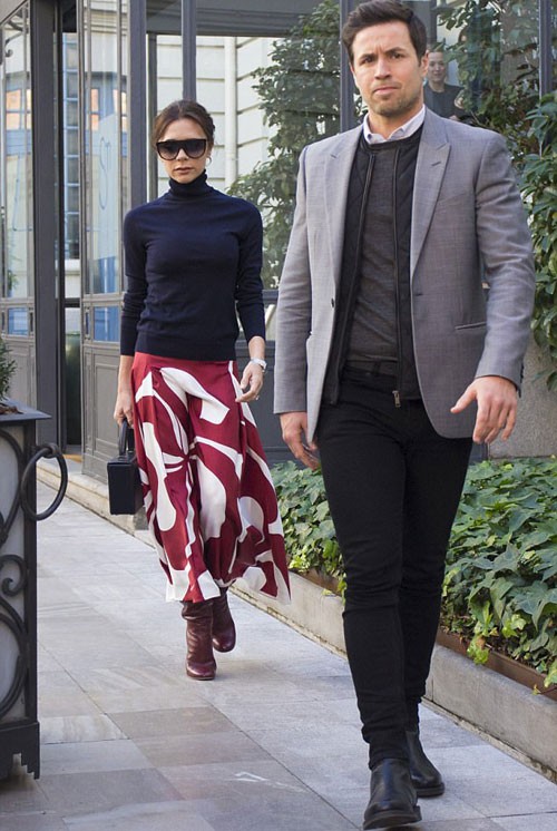 Victoria Beckham chuộng mốt 'thả rông' ngực tại Tây Ban Nha ảnh 3