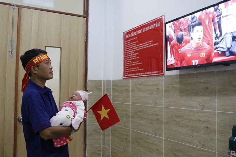 Vợ sinh con lúc Việt Nam gỡ hòa Uzbekistan, ông bố ẵm con đi cổ vũ ảnh 1