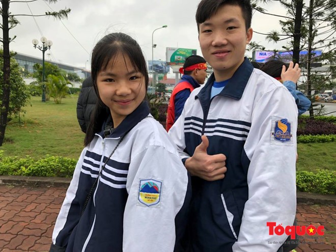 Những cổ động viên đi từ đêm đến Nội Bài đón U23 Việt Nam ảnh 4