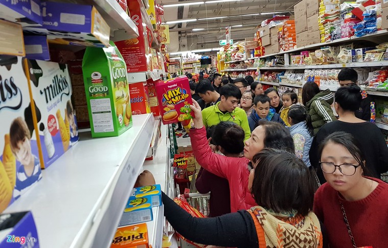 Người Hà Nội tấp nập đi sắm Tết sớm ảnh 11