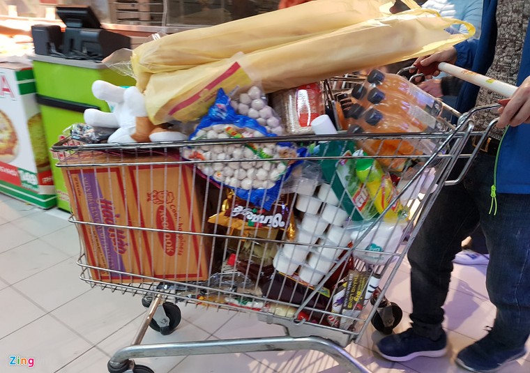 Người Hà Nội tấp nập đi sắm Tết sớm ảnh 13