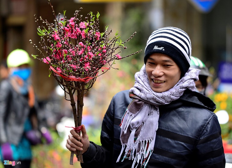 Người Hà Nội tấp nập đi sắm Tết sớm ảnh 2